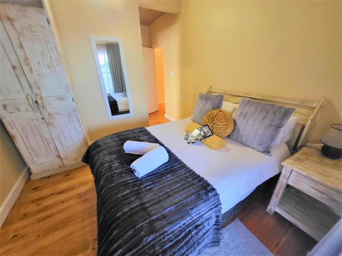 Point Village Guest House Мозел Бей Екстериор снимка