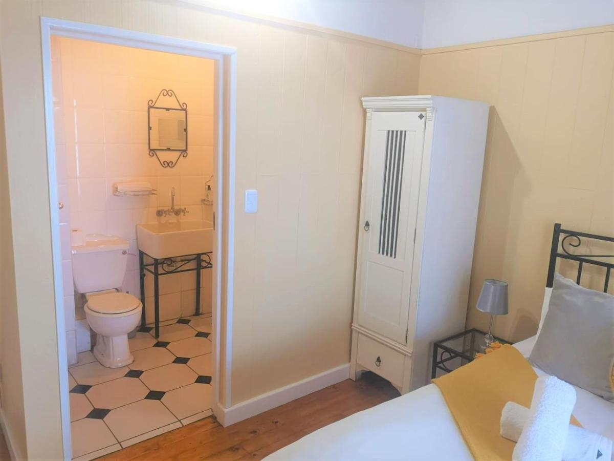 Point Village Guest House Мозел Бей Екстериор снимка